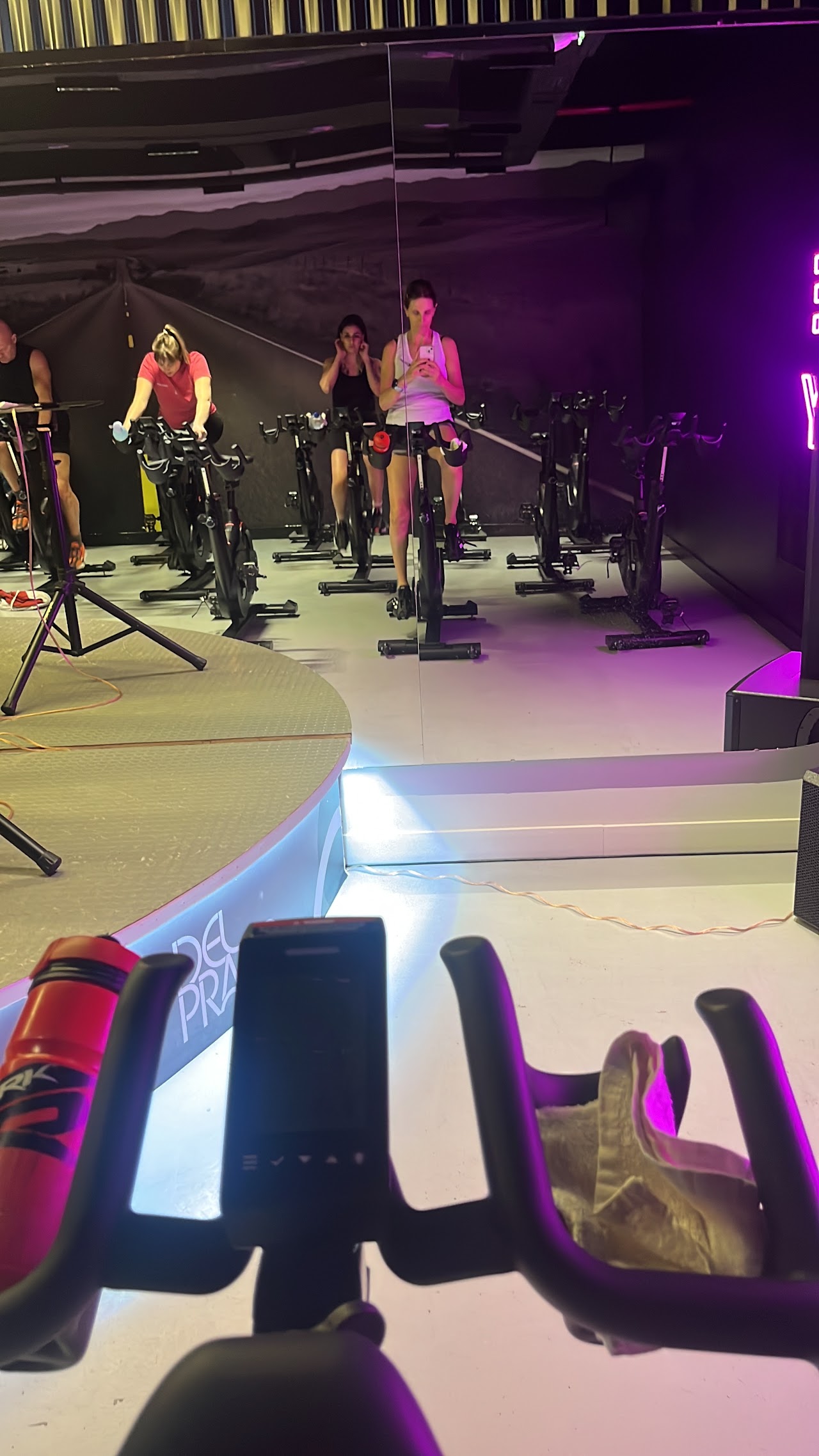 Clase de indoor cycling en Del Prado Fitness Center